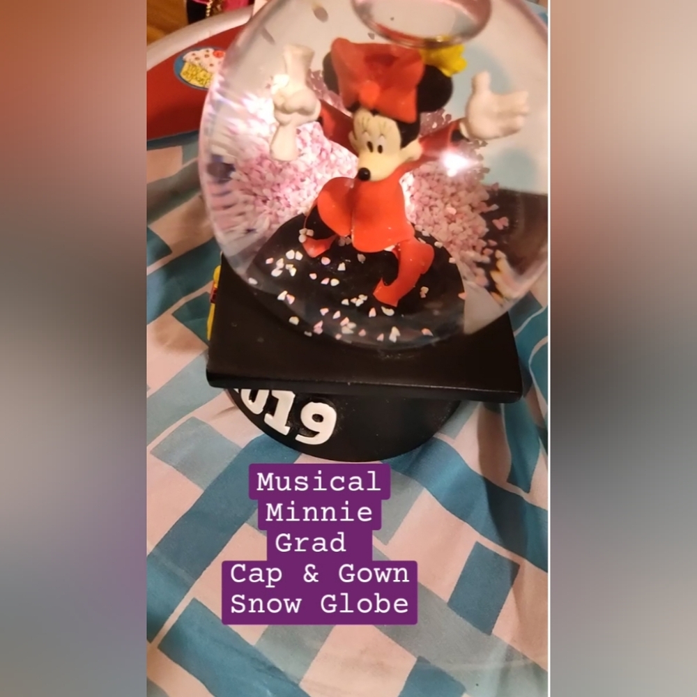 Disney  Minnie Mouse Cap & Gown Graduation Snow Globe Musical 2019